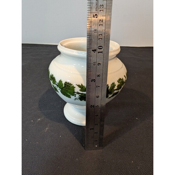 Meissen Green Ivy Pedestal Vase – 19th Century – Factory Second - Picture 8 of 9